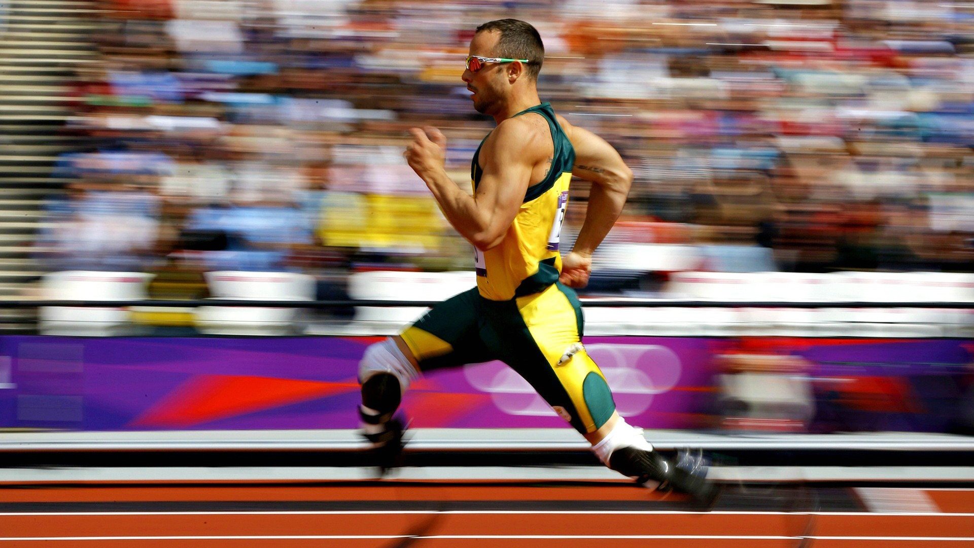 亚博体育官方下载-F1赛车赛场焦点！阿根廷队对阵美国队，意外判罚引发热议，比赛氛围紧张